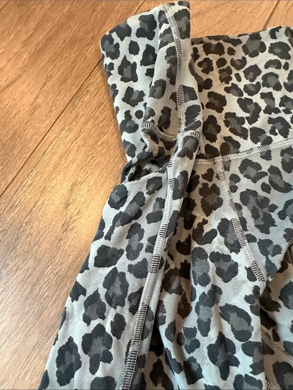 Lululemon InStill High-Rise Tight 25” ThreeD Leopard Gray Size 10 - C71-010 - Image 4