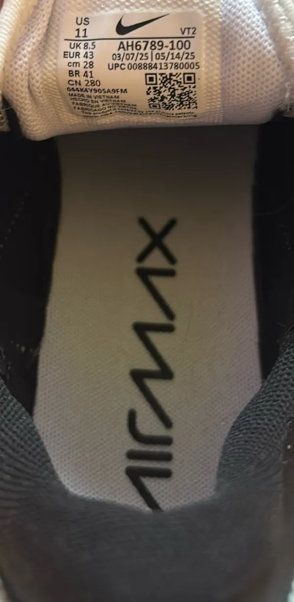 Nike Women’s 270 Air Max Shoes - Image 3