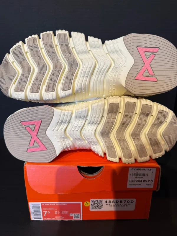 Women’s Nike Free Metacon 7.5W - Image 5