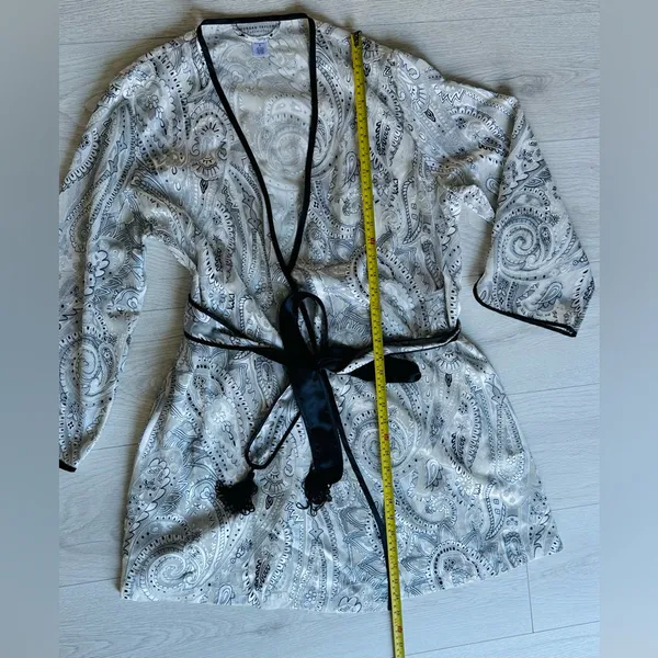 Morgan Taylor Intimates Black and White Paisley Robe Size M Midi Length Tie Belt - Image 6