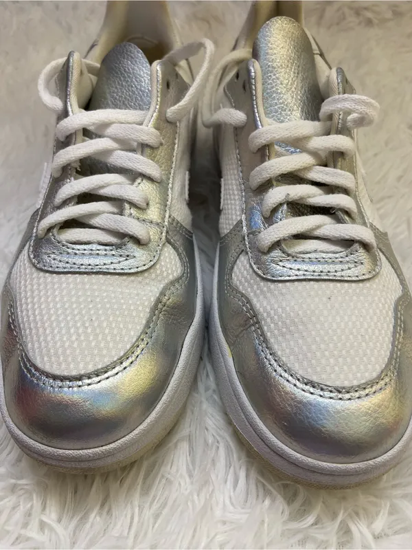 Veja Women’s White Sneakers with Iridescent Silver Accents. Size-7 - Image 10