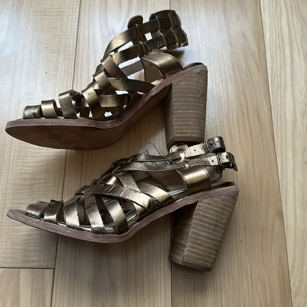 Fiel gold metallic heeled sandals, size 8 - Image 2