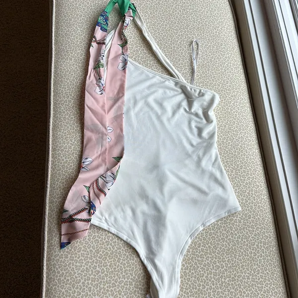 NWT Lulu’s Off White Bodysuit with Colorful Shoulder Tie size M - Image 10