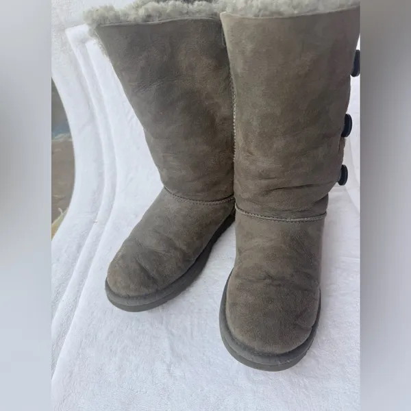 Tall gray triple Bailey button UGG boots gray size 6 winter comfy - Image 3