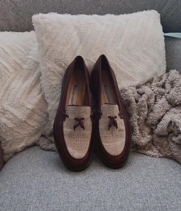 Etienne Aigner Vintage 1970 Burgundy Leather And Cream Loafers - Image 2