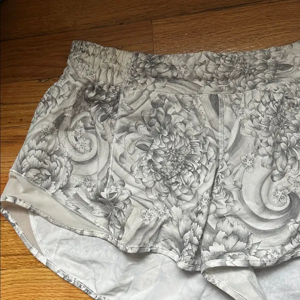 Lululemon Hotty Hot Shorts in the Mini Twine White Multi / White color - Image 5