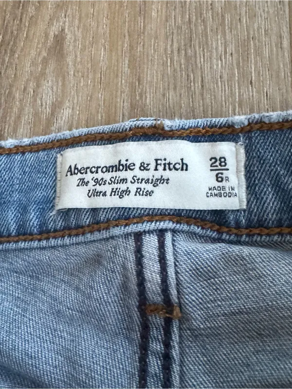 Abercrombie & Fitch 90’s Slim Straight Ultra High Rise Light Blue Jeans - Image 4
