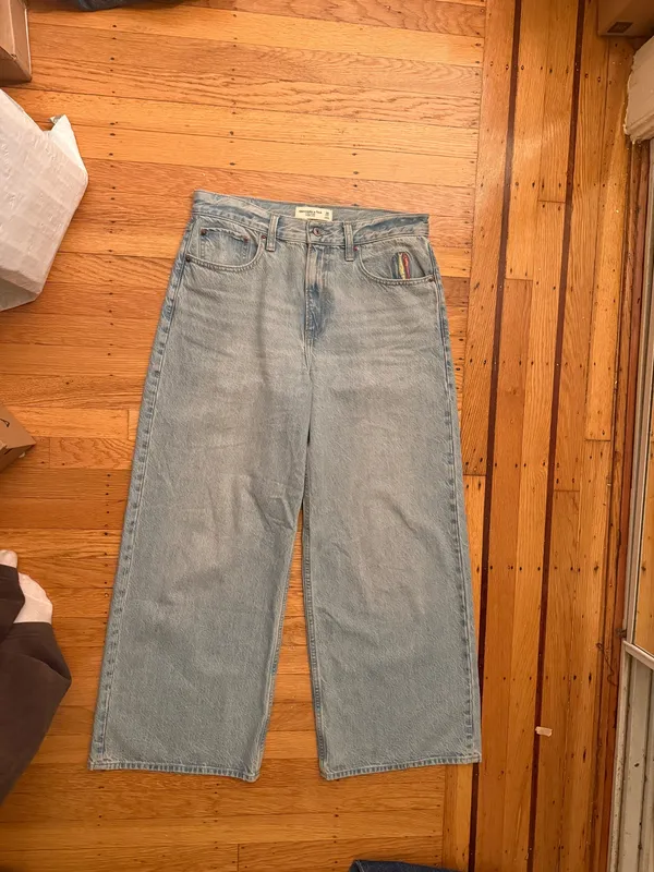 Abercrombie High Rise Wide Leg Fish Embroidered Jean - Image 2