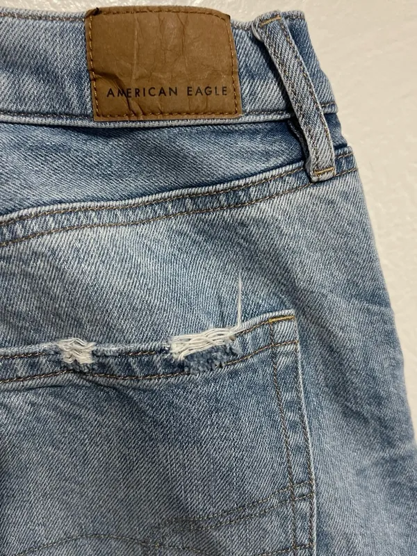 #25 NWOT American Eagle Outfitters Light Blue Distressed Baggy Jeans Size 10R - Image 4