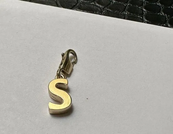 Vera Bradley Signed Costume Jewelry Charm - Letter / Initial S - Image 2