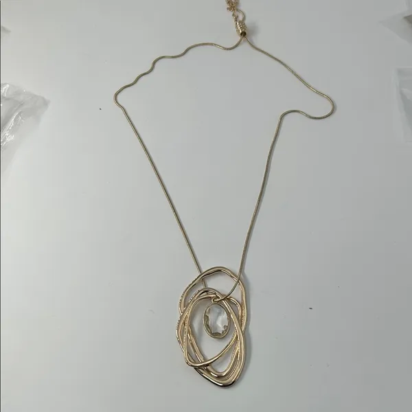 Elegant Gold Pendant Necklace - Image 5