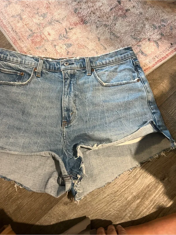 Abercrombie the mom High-Waist Light Blue Denim Cutoff Shorts - Image 4