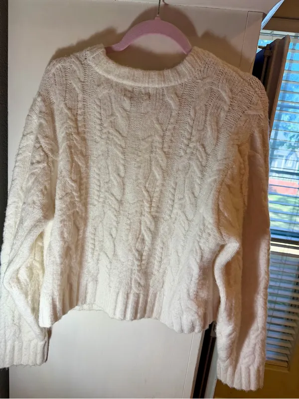 Universal Thread white cable-knit sweater size Medium! - Image 3