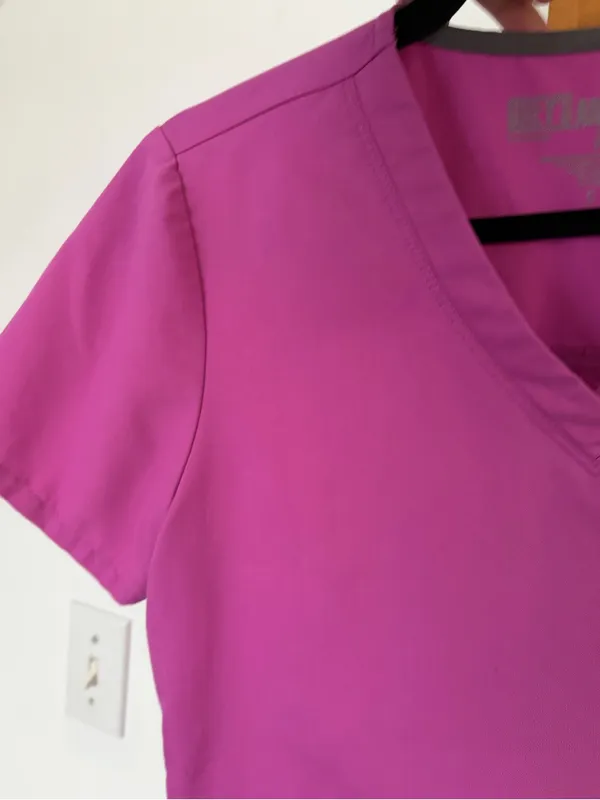Grey's Anatomy by barco vneck 2 pocket scrub top in pink size small - Image 3