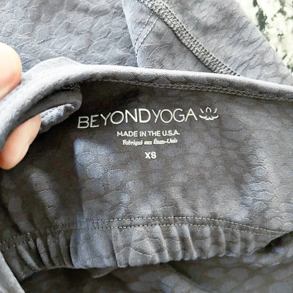 Beyond Yoga Studio Cropped Longline Tank Shadow Grey Textured Athletic Top - Image 6
