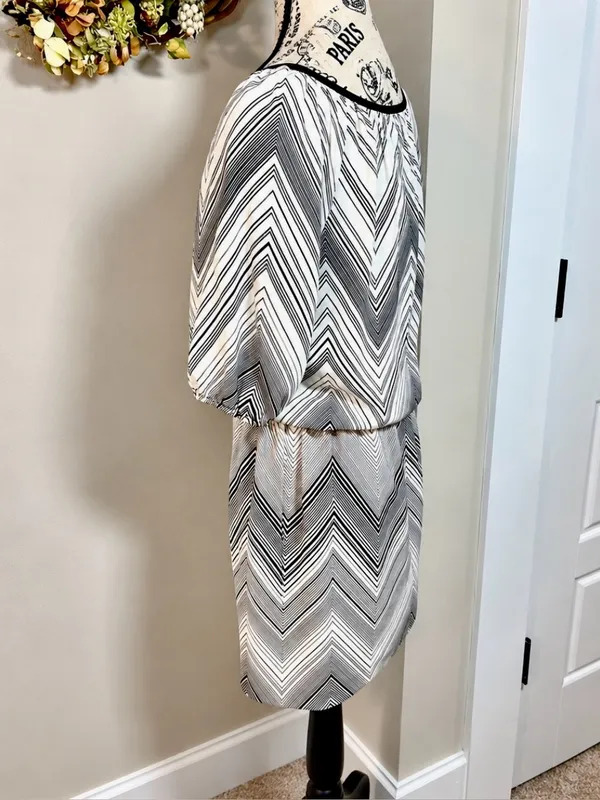 💥Trina Turk Silk Chevron Blouson Drawstring Waist Dress Black Ivory Sz 4💛 - Image 6