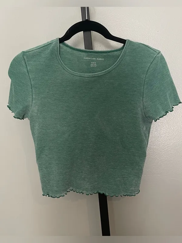 American Eagle Green Cropped Top with Lettuce Ruffle Hem Size Medium - Image 2