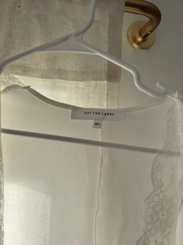 NEVER WORN White Silk Lace Trim Robe - Kat the label - Image 6