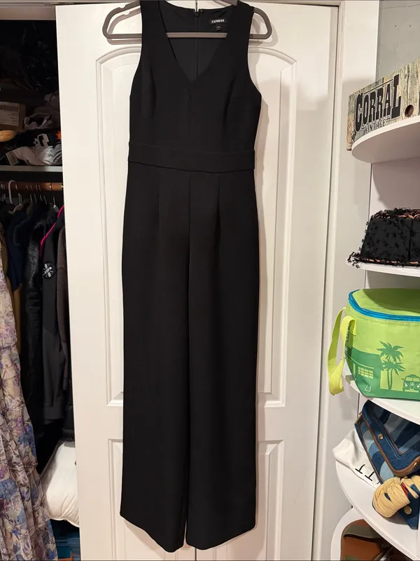 Express‎ Black V-Neck Sleeveless Wide-Leg Jumpsuit size 2 - Image 2
