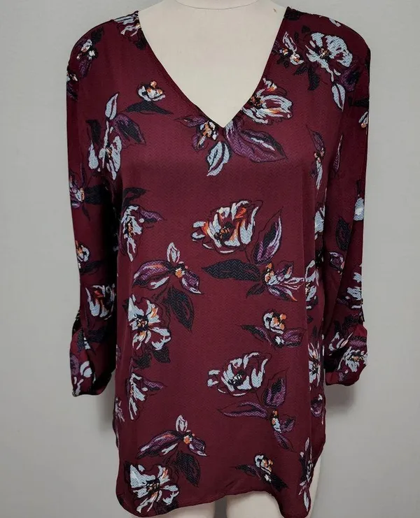 Maurices maroon floral vneck strappy back blouse size medium - Image 2