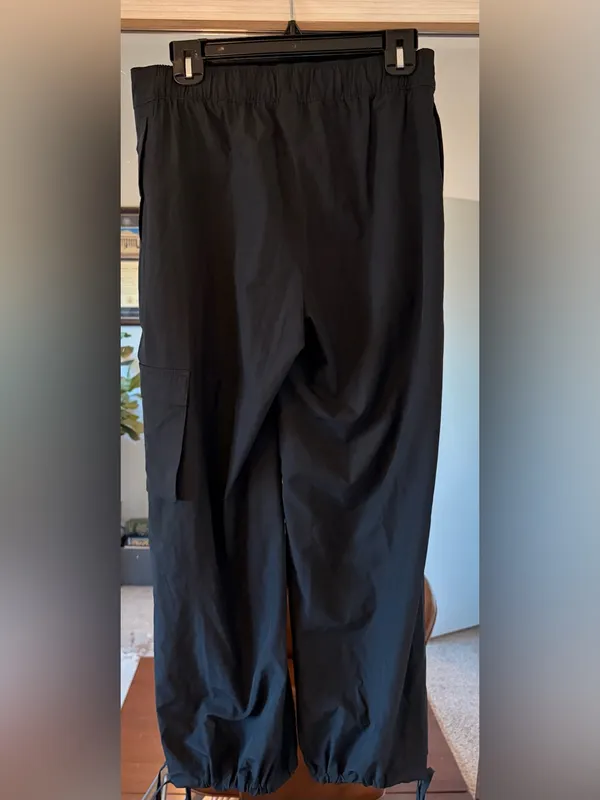 Old Navy Extra High-Waisted Drapey Cargo Super Wide-Leg Pants in Black Sz XS - Image 3
