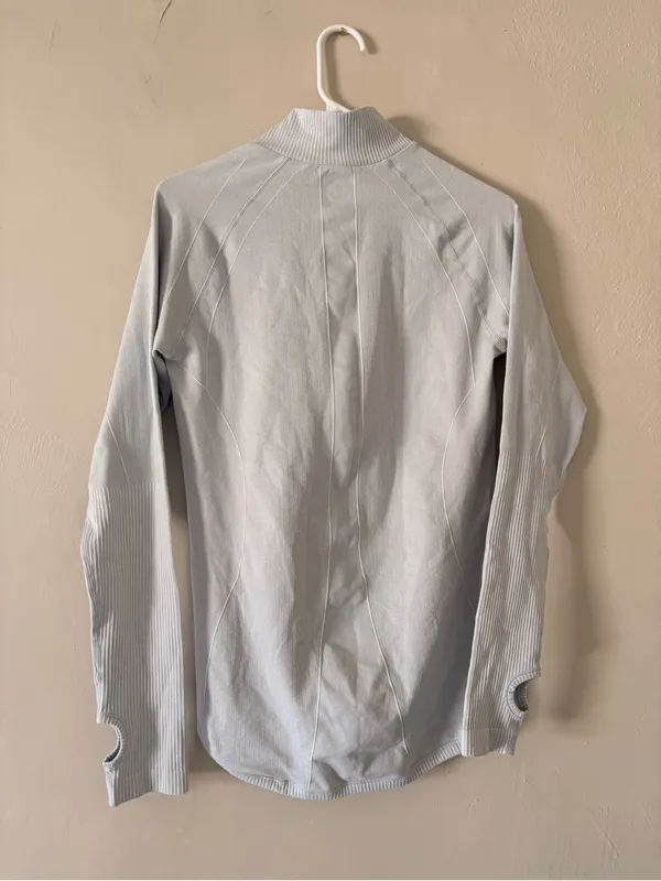 Saucony grey seamless pullover top L - Image 2