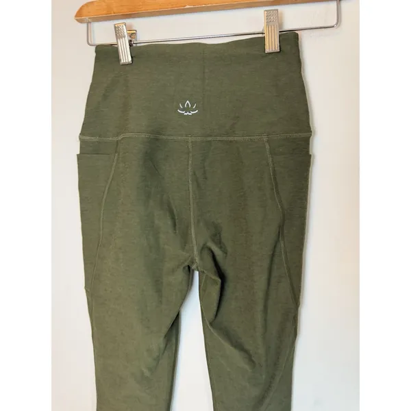 Beyond Yoga High Waisted Spacedye Capri Leggings Pockets Green Sz S NEW - Image 8