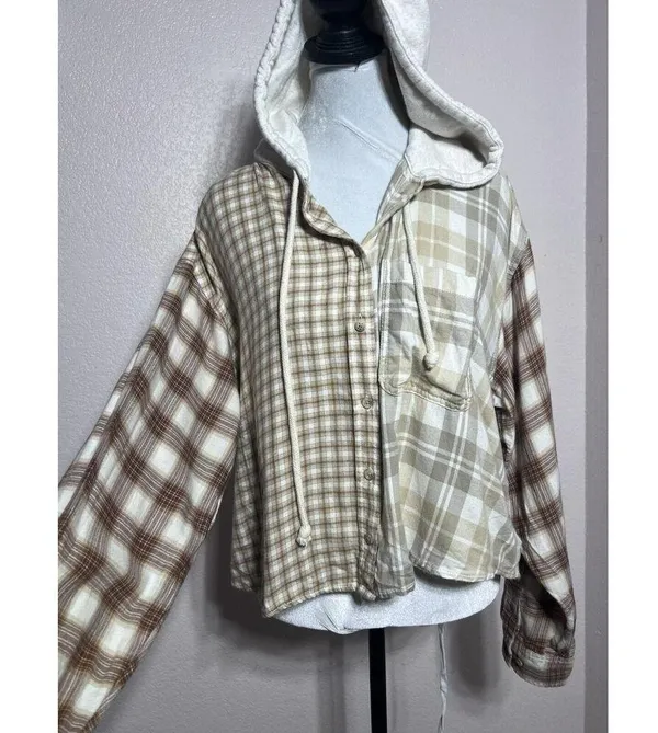 American Eagle Cropped Hooded Farmcore Plaid Brown Tan Flannel Shirt Size L - Image 2