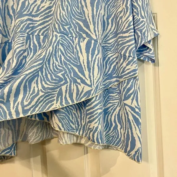 NWT Yak & Yeti Blue Zig Zag Zebra Striped Short Sleeve Blouse L/XL - Image 2
