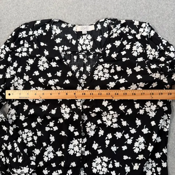 Ann Taylor LOFT Women's Large Black & White Floral Print V-Neck Button Front Blouse Top - Image 8