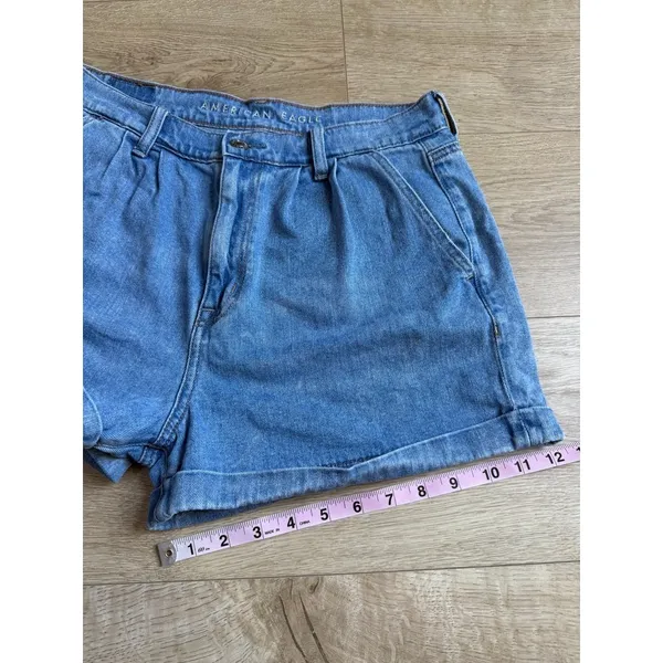 EUC American Eagle Mom Shorts Women's Size 8 High Rise Cuffed Denim Jean Pleated - Image 4