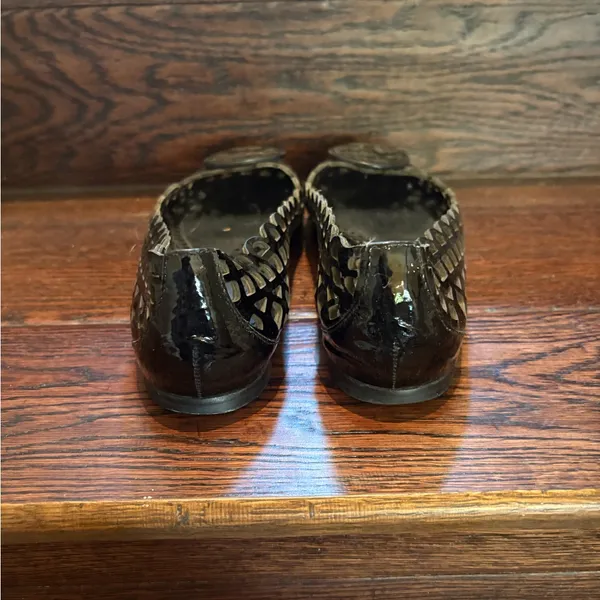 Tory Burch Black Cutout Flats in size 6 - Image 4