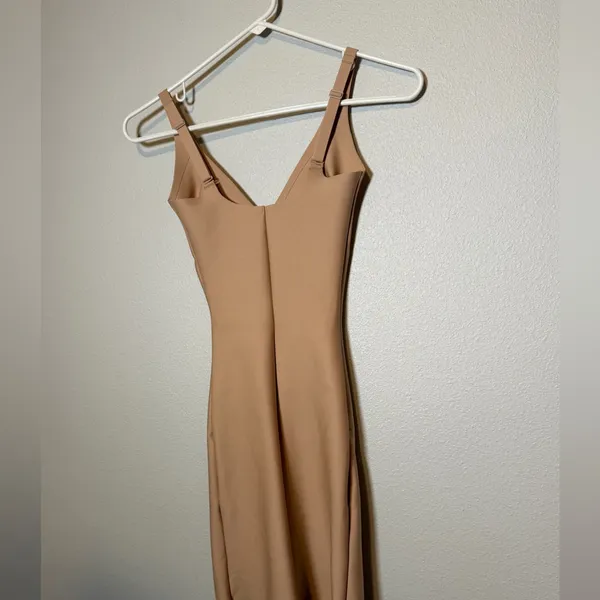NWOT Skims Body Unlined Plunge Mid Thigh Bodysuit Clay small - Image 4