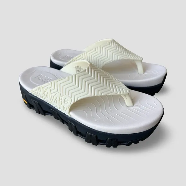 P448 Bondi Platform Flip Flops Cream Black Vibram Lug Sole EU 41 Grunge Y2K insp - Image 4