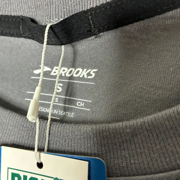 Brooks Gray Move Graphic Athletic Tee Shirt Short Sleeve NWT Womens Small - Image 3