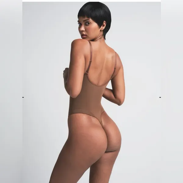 Skims seamless sculpt thong bodysuit jasper. NWOT medium $70. - Image 3