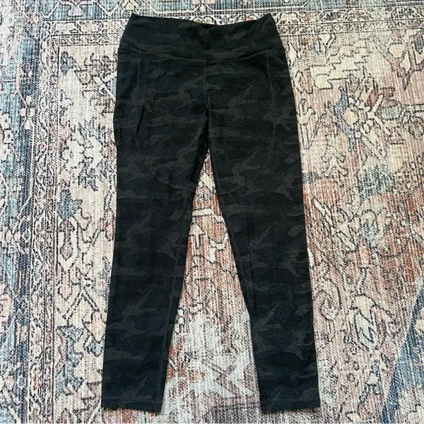 Vuori Clean Elevation Leggings Black Camo Size Medium 7/8 Length - Image 3
