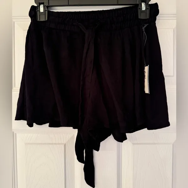 Electric & Rose Women’s Black Rayon Mini Shorts With Bow Belt Size XS - Image 3