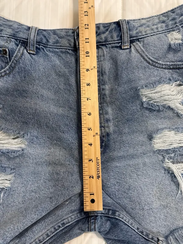 We The Free Distressed “Moon Child’ Distressed Cured Fray Hem Shorts. Size 30. - Image 7
