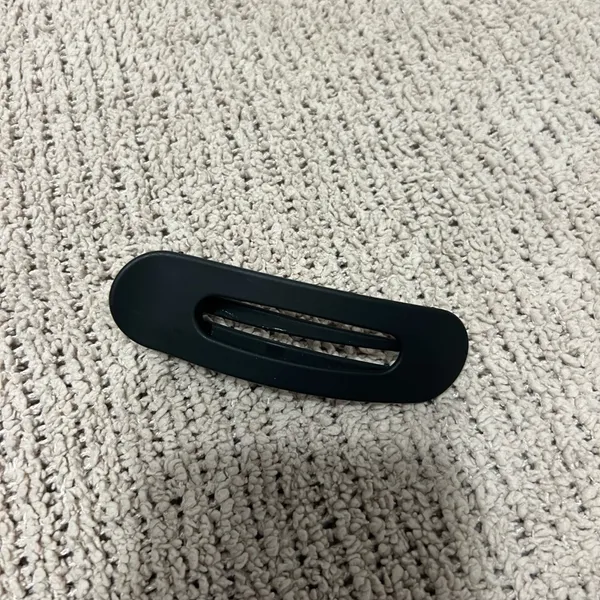Glossy Black Slot Hair Clip - Image 2