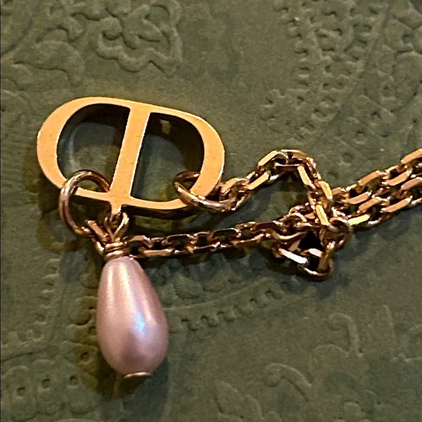 Christian Dior PETIT CD NECKLACE Gold-Finish Metal and Iridescent Pink Resin Pearl - Image 6