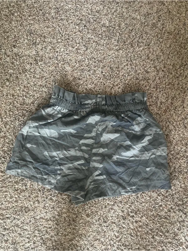 Express Camo Elastic-Waist Button-Front Shorts - Image 3