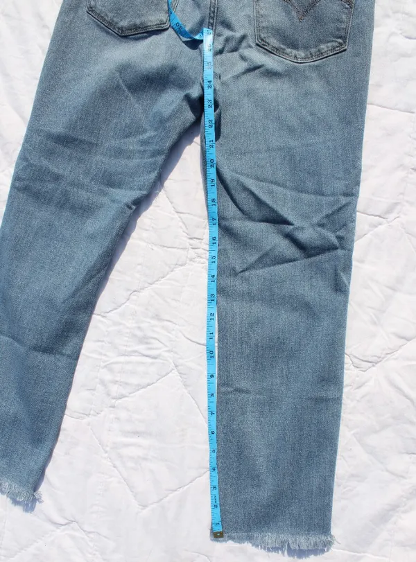 Levi 724 High Rise Straight Crop Jean size 29 Blue Ripped - Image 7