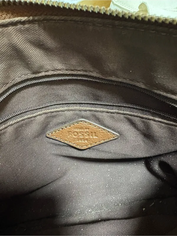 Fossil Brown Leather Crossbody Purse Adjustable Strap Key Charm Zip Top Bag - Image 8