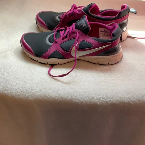 Nike Women's Athletic Shoes in Pink and Gray - Image 6