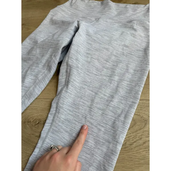 Lululemon Women Wunder Under CROP 22" inseam Luxtreme WAGG White Print Size 10 - Image 9