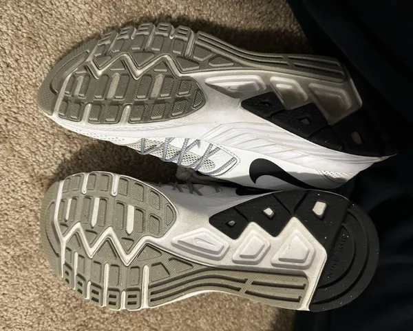 Nike Women’s Tennis Shoes - Image 3
