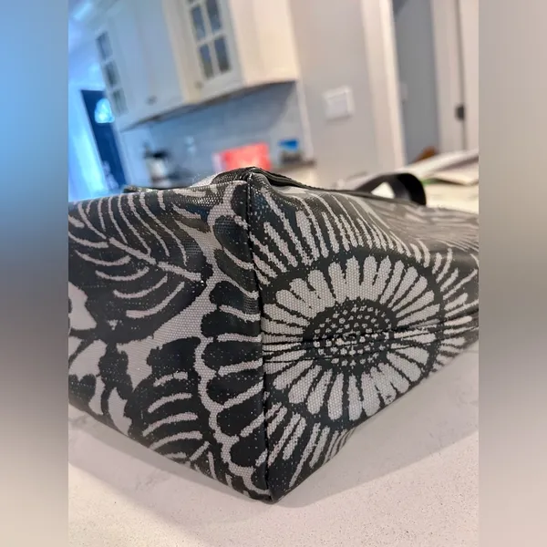 Lululemon Athletica Black and Grey Gym or Beach Tote - Image 11