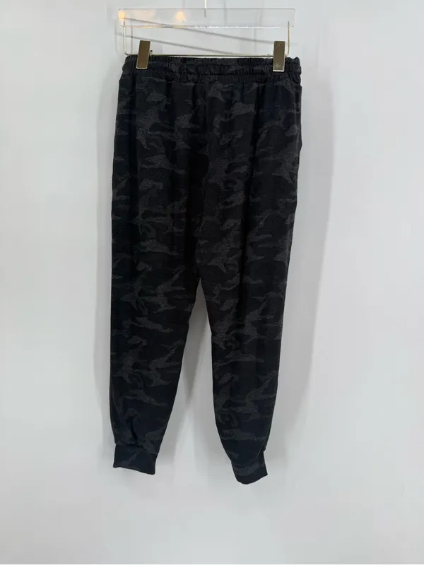 Vuori Women's Performance High Waist Rise Joggers Camo Medium - Image 4
