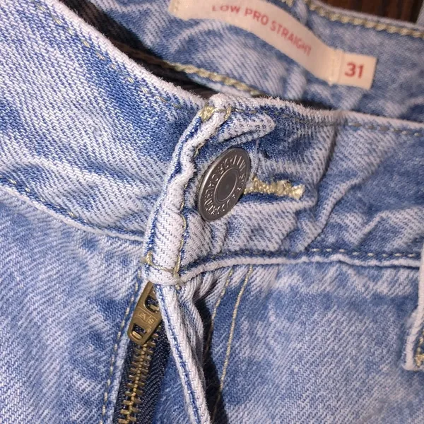 LEVIS low pro straight jeans size 31 - Image 3